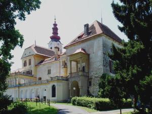 ein großes Gebäude mit einem Turm darüber in der Unterkunft De Höller - Dakappartement met Toren 