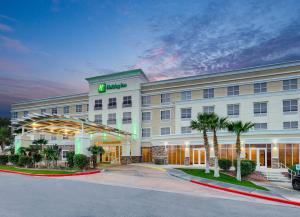 un edificio con un cartello sulla parte anteriore dell'hotel di Holiday Inn Yuma, an IHG Hotel a Yuma