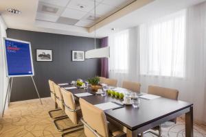 une salle de réunion avec une grande table et des chaises dans l'établissement Holiday Inn Express Arnhem, an IHG Hotel, à Arnhem