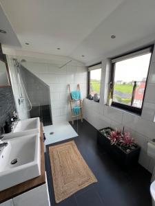 uma casa de banho com um lavatório, um WC e uma janela. em Moderner Altbau mit Infrarotsauna im Grünen em Witten