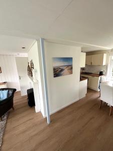 Habitación con cocina y sala de estar. en Vakantiebungalow in Riviera Maison stijl nabij zee en strand, bos en duin, en Warmenhuizen