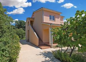 ein Haus mit einer Treppe davor in der Unterkunft Studio für 3 Personen ca 36 qm in Pula-Fondole, Istrien Istrische Riviera in Valbandon