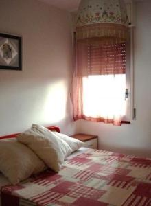 เตียงในห้องที่ Ferienwohnung für 4 Personen ca 30 qm in Marotta, Adriaküste Italien Mittlere Italienische Adriaküste