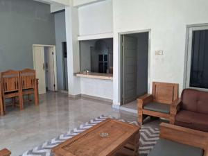 - un salon avec un canapé et une table basse dans l'établissement Villa Bamboo Sumbawa, à Sumbawa Besar