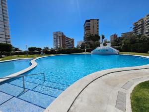uma grande piscina numa cidade com edifícios altos em Torres Blancas (Beach & Golf) em Alicante