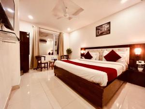 Un pat sau paturi într-o cameră la Gourav Lodge