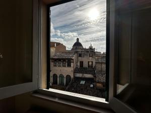 una finestra con vista sulla città di Casa in centro a Foligno