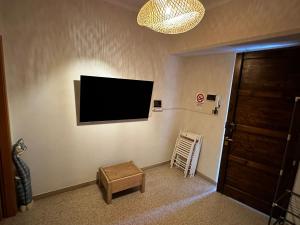 un soggiorno con TV a schermo piatto a parete di Casa in centro a Foligno