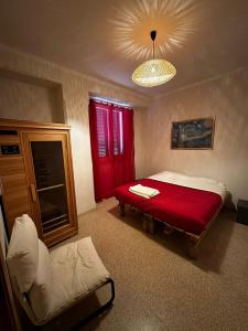- une chambre avec un lit et une chaise dans l'établissement Casa in centro, à Foligno