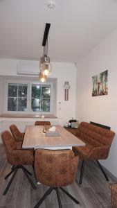 uma sala de jantar com mesa e cadeiras em Apartment Am Weißenberg 2 em Neuhofen an der Krems