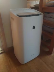 a white trash can sitting on the floor at ゲストハウス樹舎 in Minami-jūichijō