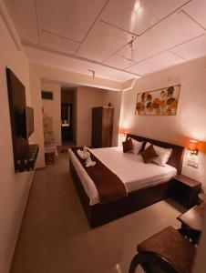 a bedroom with a large bed in a room at Vibes by Vicctoria House in McLeod Ganj