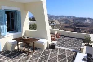 フィラにあるBeautiful Santorini Villa | Villa Galázio | 2 Bedrooms | Private Terrace & Breathtaking Caldera Views | Firaの景色を望むバルコニー(テーブル、椅子付)