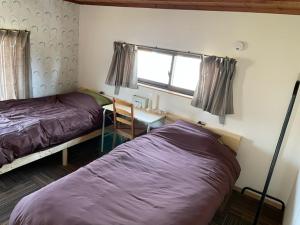 Postel nebo postele na pokoji v ubytování Nori's Sharehouse Hakuba