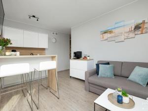 ポビエロボにあるApartment in Pobierowo near Baltic Beachのソファとキッチンのあるリビングルーム