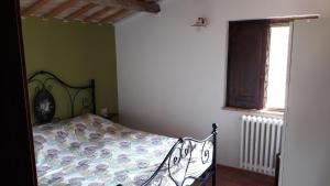 una camera con letto e finestra di Ferienhaus mit Privatpool für 6 Personen ca 120 qm in Picciano, Adriaküste Italien Küste von Abruzzen a Picciano