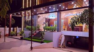 um edifício com escadas e vasos de plantas e luzes em Aradhana inn em Lucknow