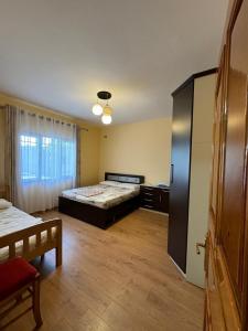 um quarto com uma cama grande num quarto em Vila Murati em Tirana