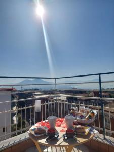 Un balcón con una mesa con comida. en yo yo house luxury room, en Nápoles
