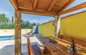 een patio met een houten tafel en een zwembad bij Ferienwohnung für 2 Personen ca 18 qm in Pula-Fondole, Istrien Istrische Riviera - b60924 in Štinjan