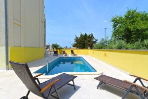 een zwembad aan de zijkant van een gebouw bij Ferienwohnung für 2 Personen ca 18 qm in Pula-Fondole, Istrien Istrische Riviera - b60924 in Štinjan