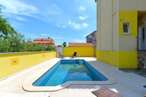 een zwembad aan de zijkant van een gebouw bij Ferienwohnung für 2 Personen ca 18 qm in Pula-Fondole, Istrien Istrische Riviera - b60924 in Štinjan