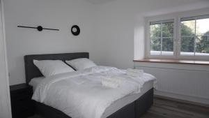 um quarto com uma cama com duas toalhas em Apartment Am Weißenberg 2 em Neuhofen an der Krems