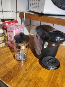 einem Toaster, der auf einer Holztheke neben einem Mixer sitzt in der Unterkunft Cosy Old farmhouse in Schiltigheim