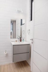 內羅畢的住宿－Keirah’s Skysteel，一间带水槽和镜子的浴室