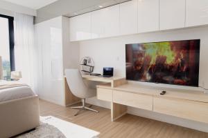 TV a/nebo společenská místnost v ubytování Keirah’s Skysteel