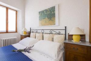 1 dormitorio con 1 cama con edredón azul en Ferienhaus mit Privatpool für 6 Personen ca 130 qm in Civitella Paganico-Casal di Pari, Toskana Maremma, en Casale di Pari