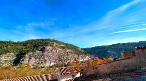 vistas a una ciudad sobre una colina con árboles en Casa Cueva Toni, en Alcalá del Júcar