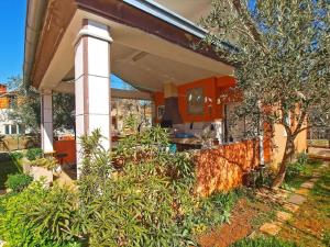 ein Haus mit einem Zaun davor in der Unterkunft Studio für 3 Personen ca 36 qm in Fažana, Istrien Istrische Riviera in Fažana