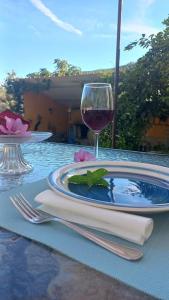 una mesa con un plato de comida y una copa de vino en Casa da Volta - Alentejo - S. Julião, en Portalegre