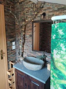 uma casa de banho com um lavatório e um espelho em Casa da Volta - Alentejo - S. Julião em Portalegre
