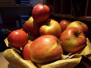 a pile of apples in a bowl on a table at Hotel Isartaler Hof in Wolfratshausen