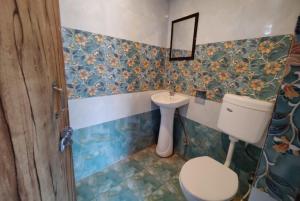 uma casa de banho com um WC e um lavatório em Goroomgo Vinayak Mall Road Lake View Nainital - Luxury Room - Best Hotel in Nainital em Nainital