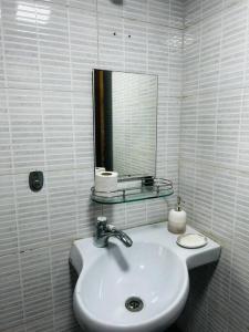 ナビムンバイにあるSpacious luxury 2bhk with gardenの洗面台と鏡のある白いバスルーム +20枚の写真