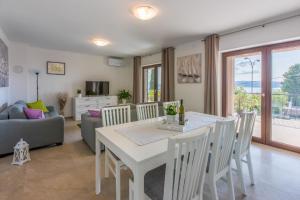 sala de estar con mesa blanca y sillas en Ferienwohnung für 7 Personen ca 100 qm in Crikvenica, Kvarner Bucht Crikvenica und Umgebung en Crikvenica