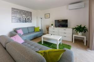 a living room with a couch and a tv at Ferienwohnung für 7 Personen ca 100 qm in Crikvenica, Kvarner Bucht Crikvenica und Umgebung in Crikvenica