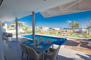 Restoran või mõni muu söögikoht majutusasutuses Ferienhaus mit Privatpool für 8 Personen ca 170 qm in Protaras, Südküste von Zypern