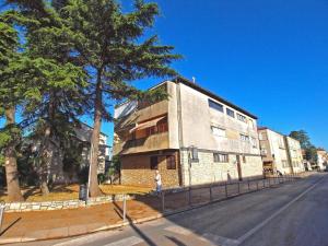 ein Gebäude am Straßenrand in der Unterkunft Studio für 3 Personen ca 32 qm in Fažana, Istrien Istrische Riviera - b55307 in Fažana