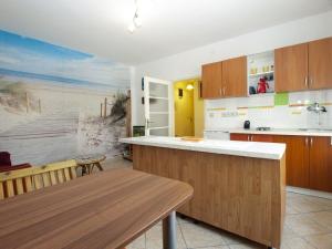 eine Küche mit Tisch und eine Küche mit Strand in der Unterkunft Studio für 3 Personen ca 32 qm in Fažana, Istrien Istrische Riviera - b55307 in Fažana