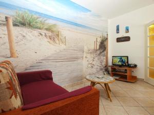 ein Wohnzimmer mit einem Gemälde einer Strandpromenade in der Unterkunft Studio für 3 Personen ca 32 qm in Fažana, Istrien Istrische Riviera - b55307 in Fažana