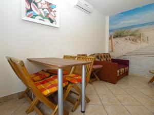 ein Esszimmer mit Tisch und Stühlen und der Strand in der Unterkunft Studio für 3 Personen ca 32 qm in Fažana, Istrien Istrische Riviera - b55307 in Fažana + 14 Fotos