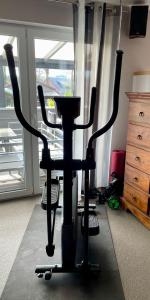 a room with a exercise bike in front of a window at het babbelterras - KEINE MONTEURE in Heeslingen