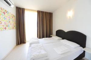 เตียงในห้องที่ Ferienwohnung für 6 Personen ca 65 qm in Malcesine, Gardasee Ostufer Gardasee