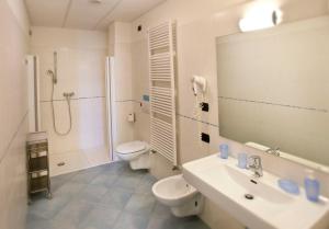 ห้องน้ำของ Ferienwohnung für 6 Personen ca 65 qm in Malcesine, Gardasee Ostufer Gardasee