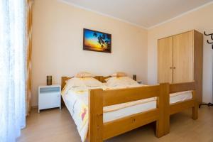 Schlafzimmer mit einem Holzbett und einem Holzschrank in der Unterkunft Ferienwohnung für 3 Personen ca 35 m in Njivice, Kvarner Bucht Krk in Njivice