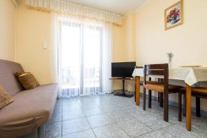 ein Wohnzimmer mit einem Sofa und einem Tisch in der Unterkunft Ferienwohnung für 3 Personen ca 35 m in Njivice, Kvarner Bucht Krk in Njivice